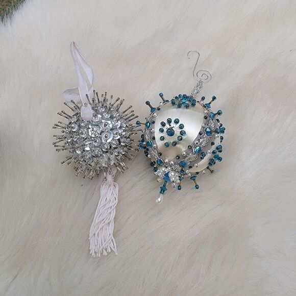 Set Of 2 Vintage Push pin Ornaments - Picture 1 of 5